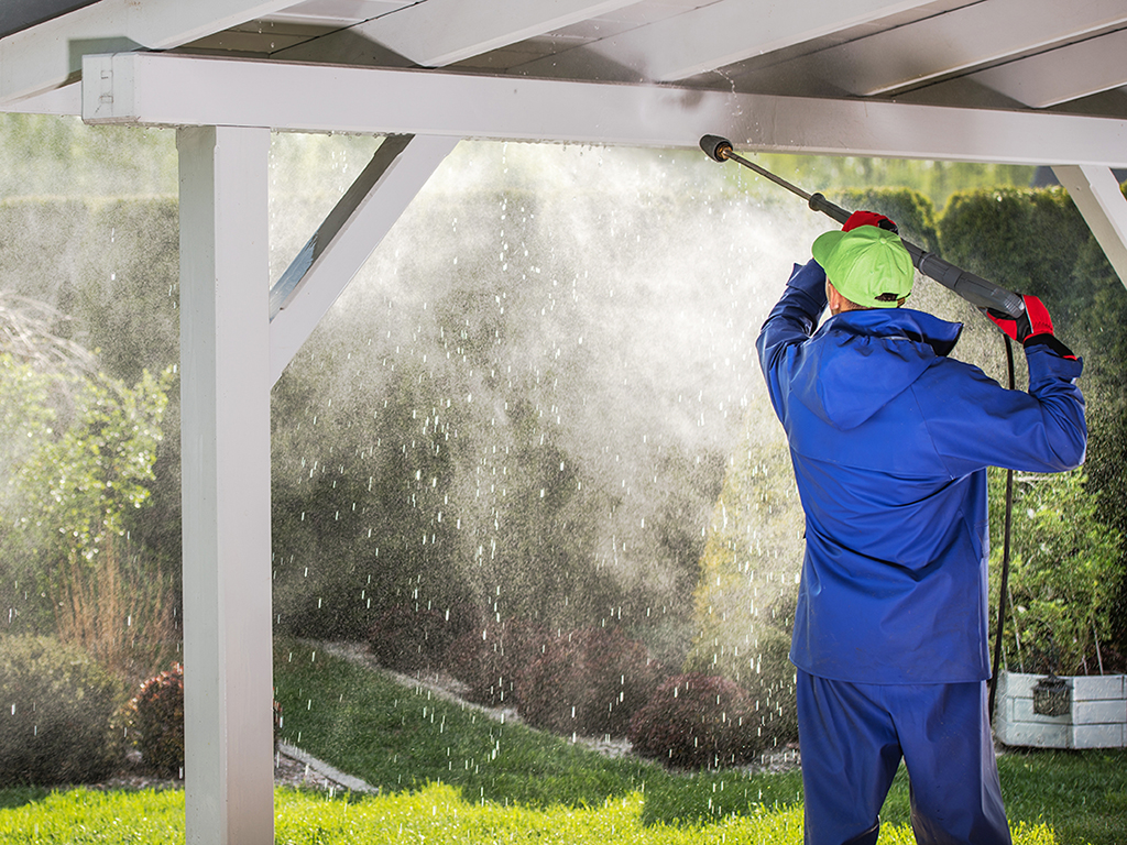 Why You Should Hire a Professional Contractor to Power Wash your Aluminum or Vinyl Siding